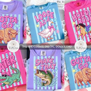 Può includere: Una collezione di magliette a maniche lunghe colorate. Ogni maglietta presenta un design grafico unico con frasi come "Gotta Go", "Loose as a Goose" e "Shake That". I disegni includono un bisonte, un'oca, un cavallo, un alligatore e un pesce.