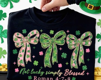 Nieszczęśliwy, po prostu błogosławiony PNG, projekt retro kokietki na dzień św. Patryka, grafika z koniczyną w stylu preppy, modny irlandzki retro Patrick PNG