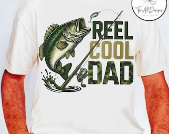 Reel Cool Dad PNG, Design retrò per maglietta da pesca, Clipart "Workin' I Was Fishin'", PNG "Bass Fisherman", Regalo per la festa del papà o per il compleanno di papà