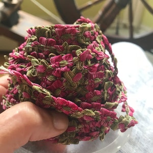 Cinta decorativa con flores estilo rococó vintage. Precio por yarda. Fabricada en Francia. Color rosa.