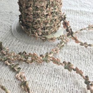 Cinta decorativa con flores estilo rococó vintage. Precio por yarda. Fabricada en Francia. Color verde y beige.