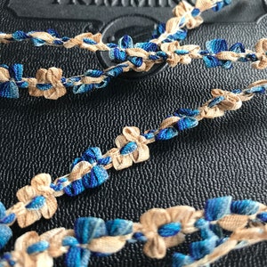 Cinta decorativa con flores estilo rococó vintage. Precio por yarda. Fabricada en Francia. Color azul.