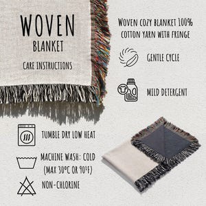 Peut inclure: Une couverture tiss&eacute;e avec des franges, avec le texte "WOVEN BLANKET" et des instructions d'entretien. La couverture est faite de fil 100% coton. Les instructions d'entretien incluent un cycle d&eacute;licat, un d&eacute;tergent doux, un s&eacute;chage en machine &agrave; basse temp&eacute;rature, un lavage en machine &agrave; froid (max 30&deg;C) et sans chlore.