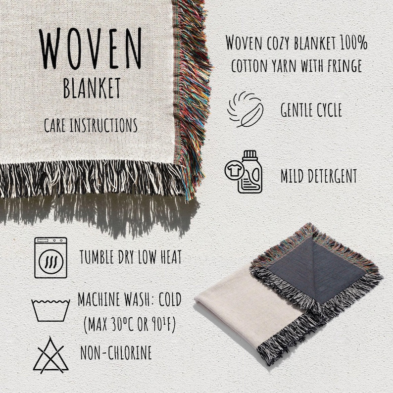 Peut inclure: Une couverture tiss&eacute;e avec des franges, avec le texte "WOVEN BLANKET" et des instructions d'entretien. La couverture est faite de fil 100% coton. Les instructions d'entretien incluent un cycle d&eacute;licat, un d&eacute;tergent doux, un s&eacute;chage en machine &agrave; basse temp&eacute;rature, un lavage en machine &agrave; froid (max 30&deg;C) et sans chlore.