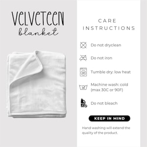 Peut inclure: Une couverture en velours blanc pli&eacute;e. L'image comprend des instructions d'entretien : ne pas nettoyer &agrave; sec, ne pas repasser, s&eacute;cher par culbutage &agrave; basse temp&eacute;rature, lavage en machine &agrave; froid (max 30&deg;C) et ne pas blanchir. Le texte "VELVETEEN blanket" est en haut.