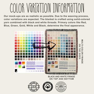 Peut inclure: Image pr&eacute;sentant des informations sur les variations de couleurs d'une couverture tiss&eacute;e. Le texte explique le processus de tissage et les combinaisons de couleurs. La couverture a une frange multicolore sur les c&ocirc;t&eacute;s et une frange noire et blanche en haut et en bas.