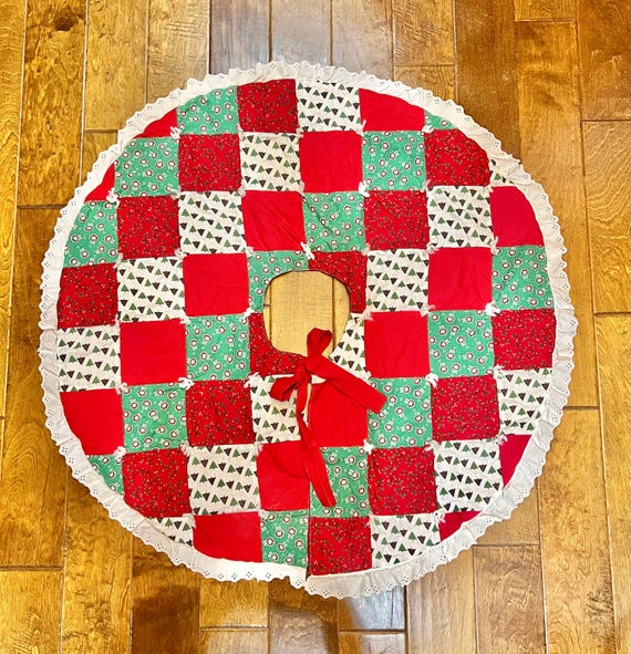 Vintage Handmade Patchwork Christmas Tree Skirt: Quilted Lace