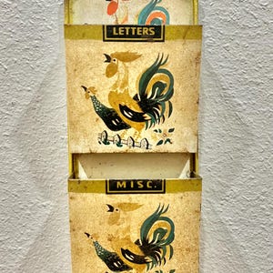 Organizador de cartas/chaves vintage em metal. 2 compartimentos para correspondência/diversos. Galo. 3 ganchos para chaves/coleira. Decoração para cozinha/entrada. Frete grátis!