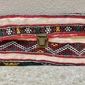 Cartera de mano moraquina vintage con costuras. Precioso cierre de latón. Monedero. Tejido estampado. ¡Envío gratuito!