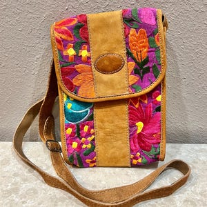 Cartera cruzada vintage de piel y bordados. Colores vibrantes. Diseño floral. Correa ajustable. ¡Envío gratis!