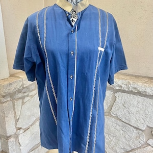 Vintage Men’s Blue and Tan Linen Guayabera Button Down Shirt. Short Sleeved. Free Shipping!