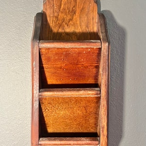Organizador de cartas vintage de madeira. Com 3 compartimentos para guardar cartas. Pendurado para guardar cédulas/cartões. Madeira grossa e resistente. Feito à mão. Decoração para cozinha/entrada.