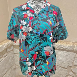 Vintage Jade Fashions Women’s Tropical Macaw Hibiscus Button Down Short Sleeved Shirt. Made in Hawaii. Vacation. Summer. Shipping Included!