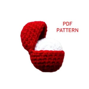 Könnte beinhalten: Eine gehäkelte Ringbox mit einem roten Deckel und einem weißen Innenraum. Der Deckel ist geöffnet und zeigt den weißen Innenraum. Der Text "PDF PATTERN" ist in roten Buchstaben auf weißem Hintergrund geschrieben.