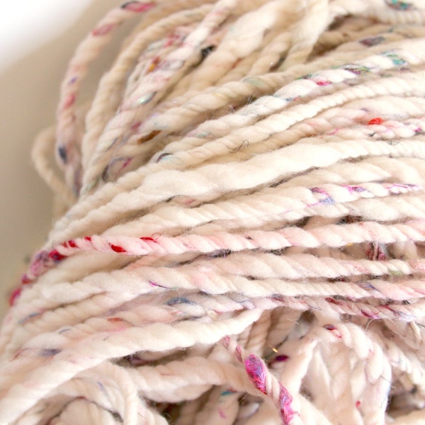 Handgesponnene 3fädige Wolle: Weisse Merinowolle mit Glitzer.