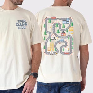 Coole speelmat raceautobaan op rug vader T-shirt, speelauto op papa-shirt, speelauto's op vaders rug, mat racebaan autoracebaan, Vaderdagcadeau