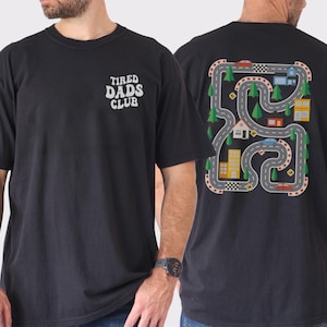 Coole speelmat raceautobaan op rug vader T-shirt, speelauto op papa-shirt, speelauto's op vaders rug, mat racebaan autoracebaan, Vaderdagcadeau
