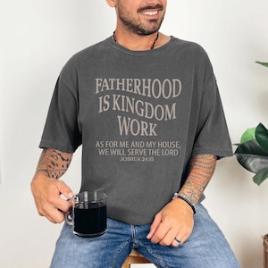 Camiseta cristiana &quot;La paternidad es obra del Reino&quot; para papá: regalo inspirador para el Día del Padre.
