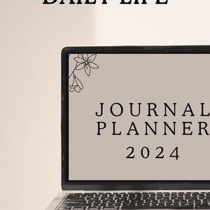 Może przedstawiać: Biały laptop z czarnym ekranem, na którym widnieje tekst "JOURNAL PLANNER 2024" z kwiatowym wzorem w lewym górnym rogu. Laptop stoi na białym tle z cieniem od okna. Tekst "ORGANIZE YOUR DAILY LIFE" znajduje się w górnej części obrazu, a tekst "@BORIANA_CRAFT" w dolnej części obrazu.