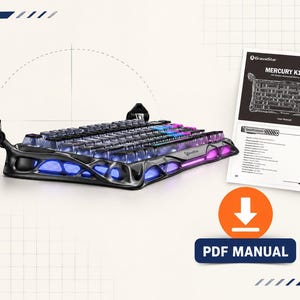 Puede incluir: Un teclado mecánico GravaStar Mercury K1 Pro negro con marco esquelético, teclas translúcidas e iluminación LED integrada en azul y rosa. El teclado cuenta con asas laterales y se muestra junto a un manual de usuario impreso.