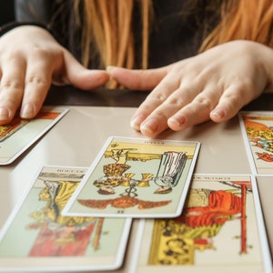 Eine Frage an das Tarot. Schnelle, tiefe und aufschlussreiche Antwort. Liebe, Geld, Arbeit usw.