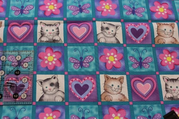 La mitad de una yarda de tela Corazones Rojos 44 pulgadas de ancho