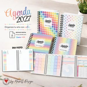 Puede incluir: Una colección de agendas 2027 con encuadernación en espiral y portadas coloridas con patrones de cuadrícula, corazones, rayas y ondas. Las agendas se muestran con páginas abiertas que exhiben diseños diarios, mensuales y de seguimiento. Texto: Agenda 2027.