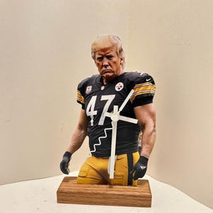 Könnte beinhalten: Eine Holzuhr mit einem Foto einer Person, die eine schwarz-gelbe Fußballuniform mit der Nummer 47 auf der Vorderseite trägt. Die Uhrzeiger sind weiß.