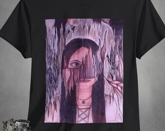 Może przedstawiać: Czarny t-shirt z nadrukiem graficznym przedstawiającym twarz kobiety częściowo zasłoniętą teksturalnym, abstrakcyjnym wzorem w odcieniach fioletu i szarości.
