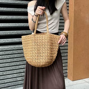 Borsa tote intrecciata a mano, borsa intrecciata minimalista, borsa da spiaggia estiva, borsa a tracolla intrecciata