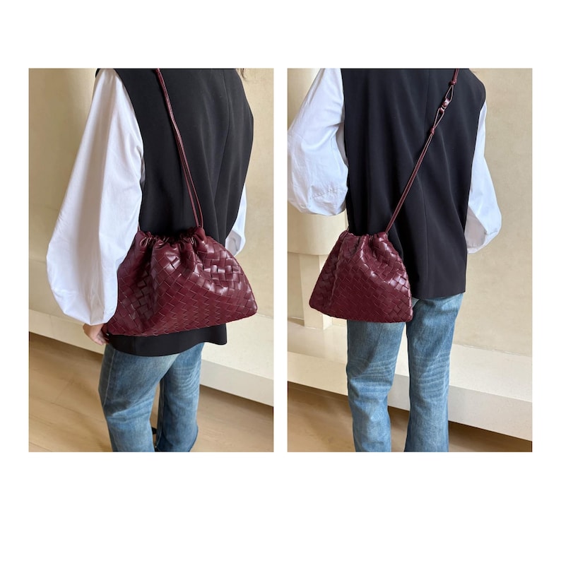 K&ouml;nnte beinhalten: Eine tiefburgunderrote Umh&auml;ngetasche mit geflochtener Lederstruktur und Kordelzugverschluss. Die Tasche hat einen d&uuml;nnen, verstellbaren Schulterriemen und eine weiche, lockere Silhouette, dargestellt in zwei verschiedenen Positionen vor neutralem Hintergrund.