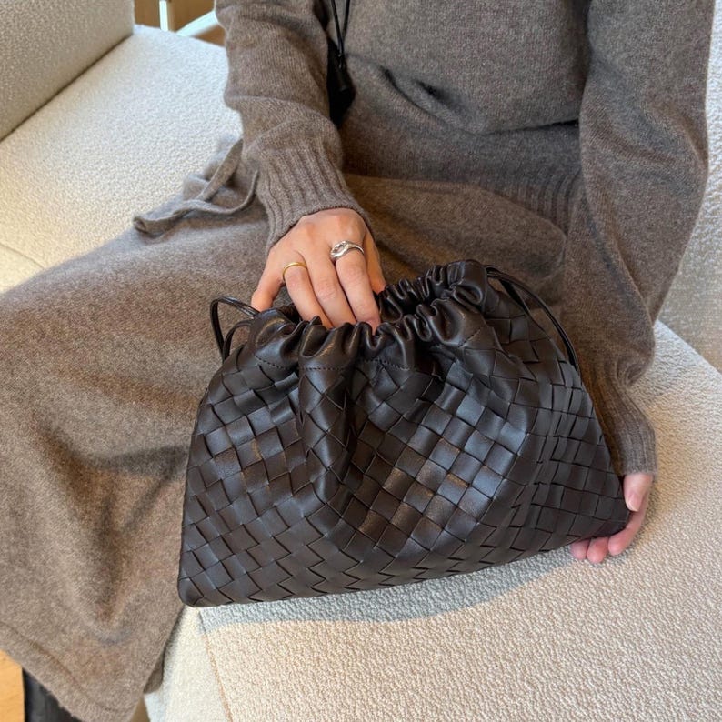 Gewebte Kordelzugtasche, Slouchy-Umhängetasche, trendige Ledertasche aus Schaffell Bild 2