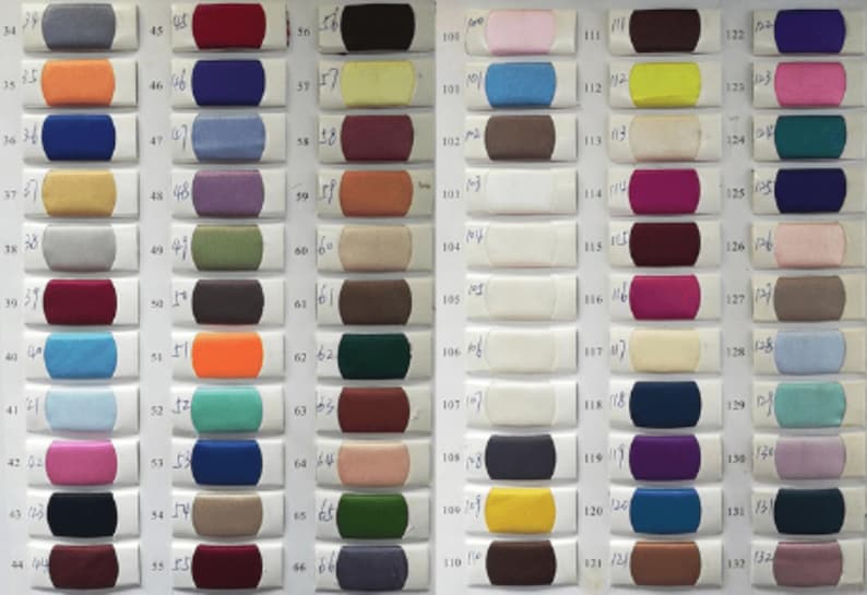 K&ouml;nnte beinhalten: Eine Farbkarte mit 66 Stoffmustern. Die Muster sind in Reihen und Spalten angeordnet. Die Muster sind in verschiedenen Farben, darunter Rot, Blau, Gr&uuml;n, Gelb und Orange.