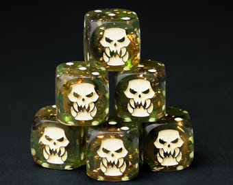 Ork W6 Würfelset – 10 x 16 mm Würfel mit Savage Schädel Emblem | Dunkelgrüner Würfel für RPG und Tabletop Gefechte