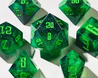 Handgemaakte harsdobbelstenenset voor DnD | Veelvlakkige TTRPG dobbelstenen met scherpe rand | Epoxy dobbelstenen voor Dungeons and Dragons | RPG-dobbelsteencadeau