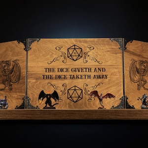 K&ouml;nnte beinhalten: Holz-Tischspiel-Sichtschutz mit eingravierten W&uuml;rfeln und Drachendesigns. Auf der Mittelplatte steht "THE DICE GIVETH AND THE DICE TAKETH AWAY." Enth&auml;lt Miniaturfiguren auf einem Holzregal.