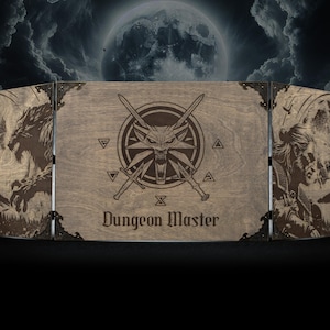 K&ouml;nnte beinhalten: Ein h&ouml;lzerner Dungeon Master-Bildschirm mit gravierten Kunstwerken. Das Mittelteil zeigt ein kreisf&ouml;rmiges Emblem mit einem Wolfskopf, gekreuzten Schwertern und dem Text "Dungeon Master". Seitenteile zeigen einen Wolf und das Profil einer Frau. Der Bildschirm ist braun.