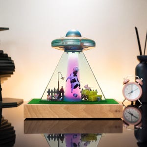 UFO 金属制フィギュア アブダクションされる牛のLEDライトスタンド付き