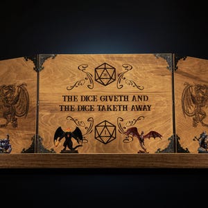 Può includere: Schermo da gioco da tavolo in legno con disegni di dadi e draghi incisi. Il pannello centrale recita "THE DICE GIVETH AND THE DICE TAKETH AWAY". Include figurine in miniatura su una mensola di legno.