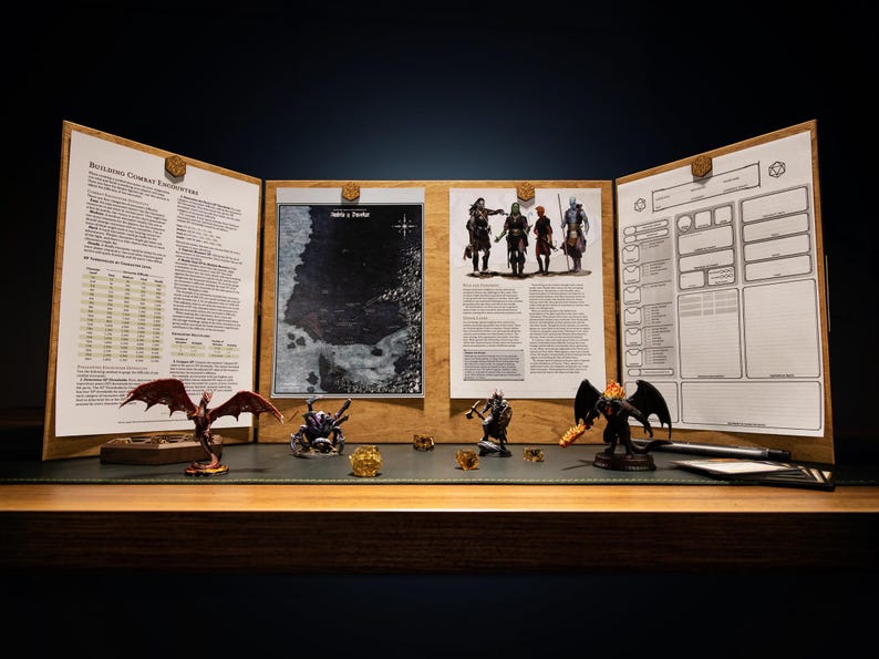 Może przedstawiać: Konfiguracja gry fabularnej na stole z drewnianym ekranem DM z wydrukowanymi stronami i mapą. Miniaturowe figurki fantastycznych stworzeń i postaci są ułożone na zielonej powierzchni, wraz z kośćmi i długopisem.