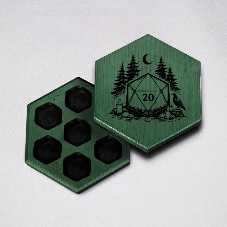 以下が含まれることがあります： 森とD20のデザインが施された緑色の木製サイコロボックス。六角形のボックスを開くと、6つのサイコロコンパートメントが現れます。蓋には、木、月、鳥、数字20のD20サイコロの詳細なイラストが描かれています。