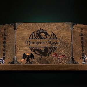 K&ouml;nnte beinhalten: Ein Dungeon Master-Bildschirm aus Holz mit einem Drachendesign und dem Text "Dungeon Master". Der Bildschirm ist braun mit Metallecken. Miniatur-Fantasy-Figuren werden auf einem Holzregal vor dem Bildschirm ausgestellt.