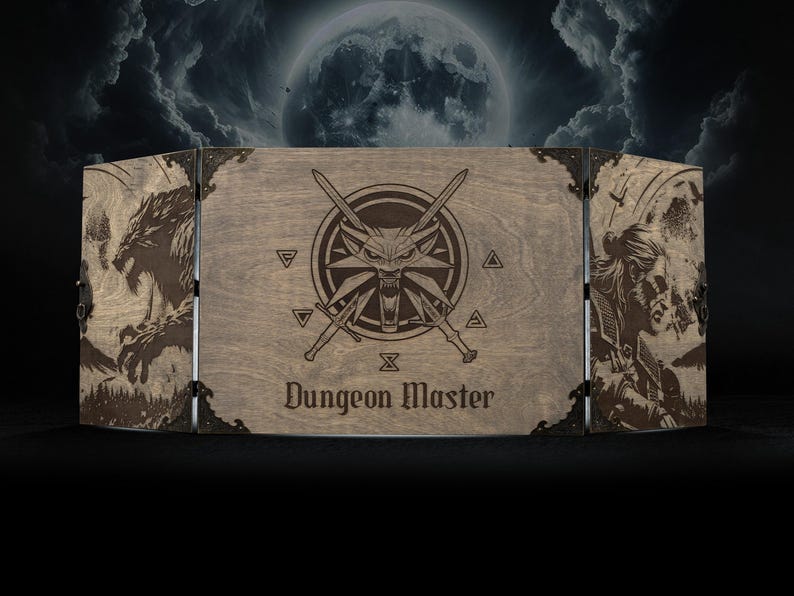 Może przedstawiać: Drewniany ekran Mistrza Gry z grawerowanymi grafikami. Centralny panel przedstawia okrągły emblemat z głową wilka i skrzyżowanymi mieczami, z napisem "Dungeon Master" poniżej. Panele boczne przedstawiają wilka i postać.