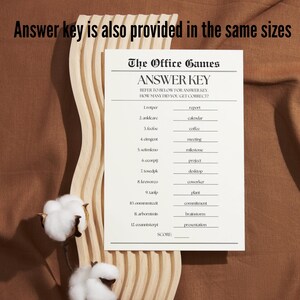 Op de afbeelding: Een printbare The Office Games-antwoordsleutel met een lijst van 12 woorden en hun bijbehorende antwoorden. De woorden zijn: Lrotper, anldcare, fecfoe, cimgent, seltmleno, ecorpti, tosodpk, kreworco, Lanip, onmmmteelt, arborntmis, coanntsterpi. De antwoorden zijn: rapport, kalender, koffie, vergadering, mijlpaal, project, bureaublad, collega, plant, toewijding, brainstormen, presentatie.