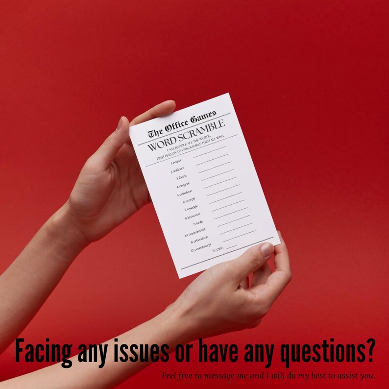 Op de afbeelding: Een witte kaart met zwarte tekst die "The Office Games Word Scramble" zegt. De kaart heeft een lijst met woorden om te ontrafelen. De handen van een persoon houden de kaart voor een rode achtergrond. De tekst "Facing any issues or have any questions? Feel free to message me and I will do my best to assist you." staat onder de kaart.