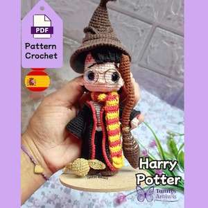 Puede incluir: Muñeca de ganchillo de Harry Potter hecha a mano, con una túnica negra, una bufanda roja y amarilla y un sombrero marrón. La muñeca sostiene una escoba y está sobre una base de madera. Incluye el texto "Harry Potter" y "Pattern Crochet".