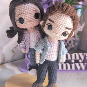 Puede incluir: Un juego de tres tazas de cerámica con acabado mate y moteado. Las tazas son de color crema, gris claro y gris oscuro. Cada taza tiene un diseño simple y minimalista.