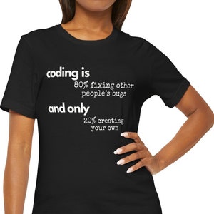 Könnte beinhalten: Schwarzes T-Shirt mit weißem Text, der lautet: "coding is 80% fixing other people's bugs and only 20% creating your own".