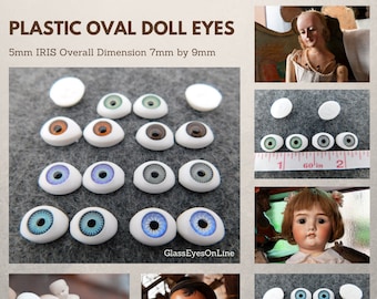 Könnte beinhalten: Sortiment aus ovalen Puppenaugen aus Kunststoff mit 5 mm Iris und einer Gesamtgröße von 7 mm x 9 mm. Die Augen sind in verschiedenen Farben erhältlich, darunter Blau, Grün, Braun und Grau. Das Bild zeigt auch Puppen mit den installierten Augen.