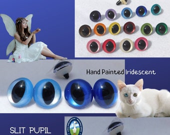 Op de afbeelding: Een set van twee iriserende blauwe plastic veiligheidsogen met zwarte spleetpupillen. De ogen zijn met de hand geschilderd en hebben een glanzende afwerking. De ogen zijn geschikt voor gebruik in knutselprojecten.